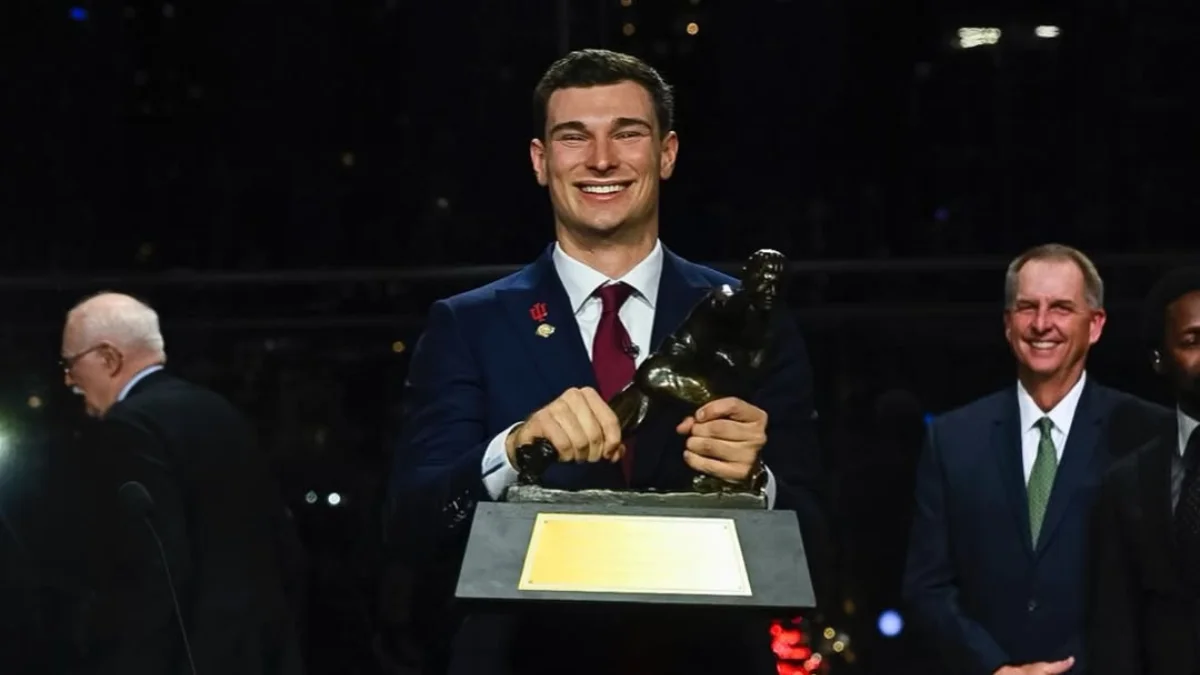 Fernando Mendoza con el trofeo Heisman (via: @fernandomendoza)