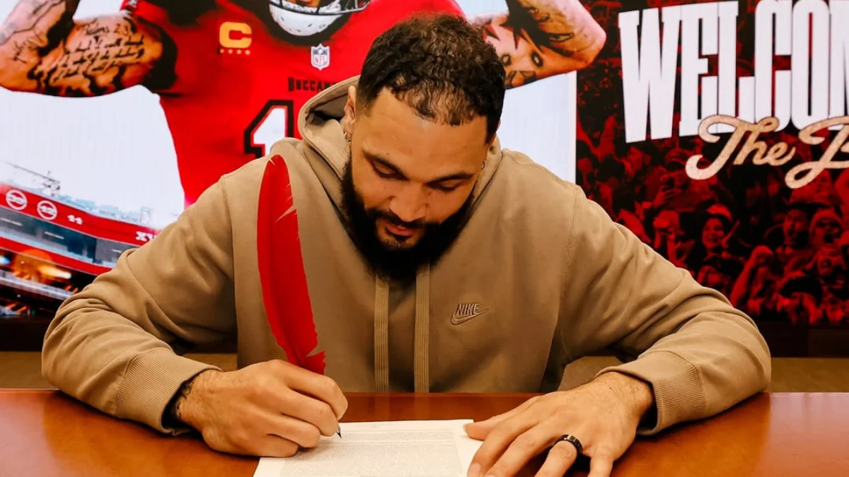 Mike Evans firmando con San Francisco ( via: @mikeevans)